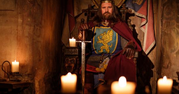 Някога в едно далечно кралство живеел крал който вечно бил