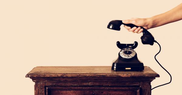 Звъни телефонът Младежът се провиква Брат ми вдигни слушалката Ако