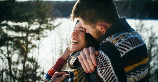 Когато мъжът тихичко се приближи зад своята жена и я