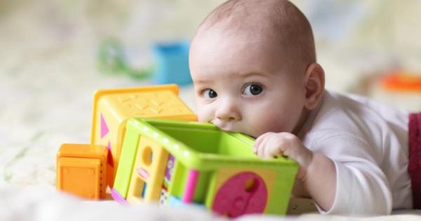 След шестия месец бебето започва да опознава света през устата