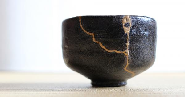 Кинцуги или още кинцукурой е японски метод при който счупени