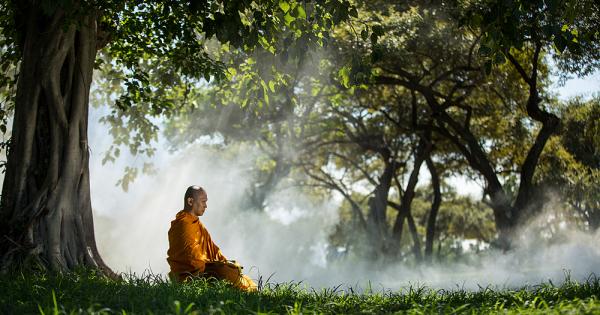 Един мъдрец се разхождал сред природата Внезапно покрай него профучал младеж