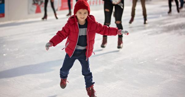По правило замръзналата вода е прозрачна Следователно под леда на