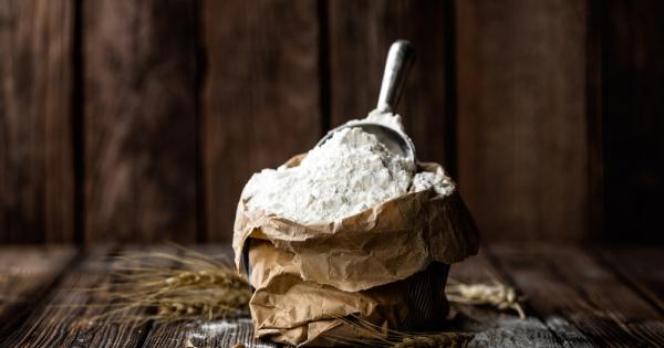 Отстранява петна
Брашното притежава свързващо влагата свойство което отлично помага за