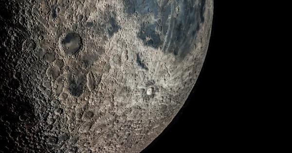 На Луната има водни молекули и лед Как са се