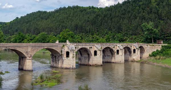 Строи Колю Фичето моста при Бяла Пашата го плаща…
Но преди