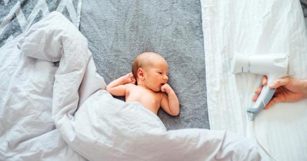 Постоянният лек и повтарящ се звук наричан още бял шум