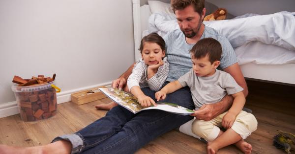 Още от 6 ия месец детето произнася първите срички постепенно ги