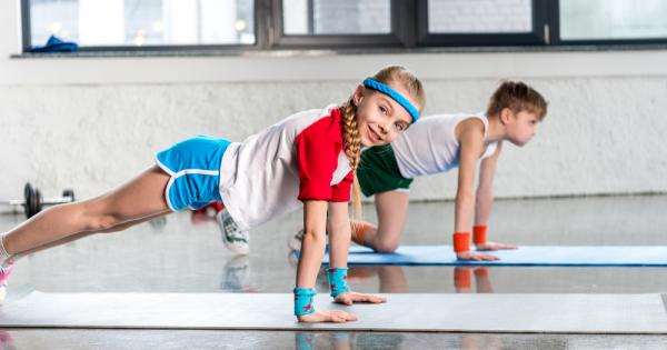 Децата тичат играят спортуват и естествено се потят Едни по обилно