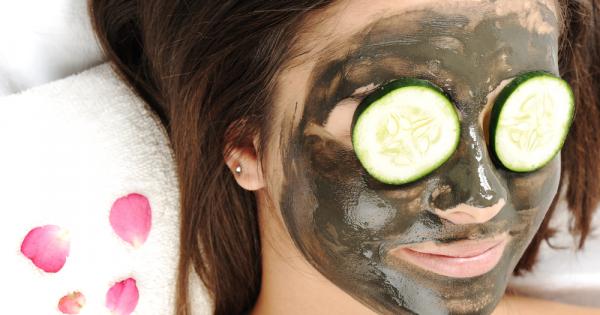 Изскубани вежди лакирани нокти поддържана коса – за много жени