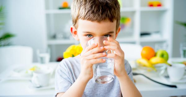 Водата е жизненоважна за нашето здраве Напълно здрав човек може