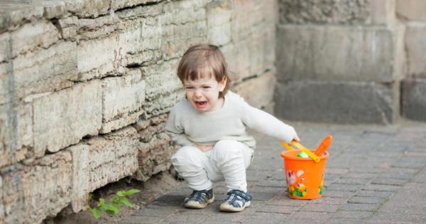 Детето крещи с пълно гърло че иска да му купите