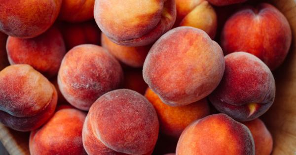 Необичайната текстура на обвивката на прасковата представлява един доста сложен