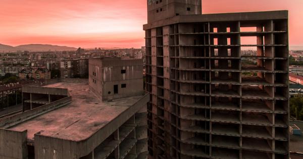 Днес между 9 30 и 10 00 часа високата част на недостроената сграда