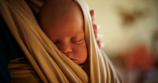 Всеки родител знае че продължителното носене на бебе може да бъде