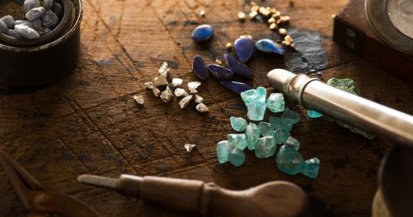 На крайбрежна пясъчна ивица играело малко дете Докато то си