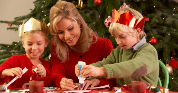 Да направите заедно с децата коледни картички за бабите и