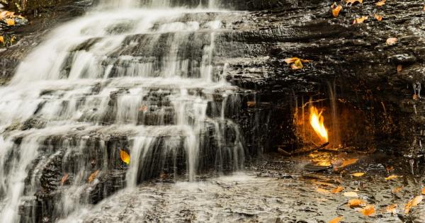 Зад водопад в щата Ню Йорк се крие вечен пламък,