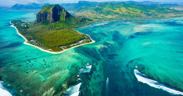 Подводният водопад край о в Мавриций е една наистина красива оптична