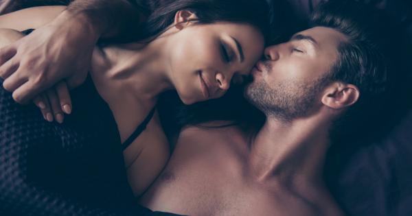 Сексът преди заспиване е не само красив ритуал за лека