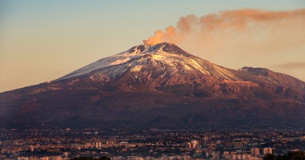 Североизточният кратер на вулкана Етна е нараснал на височина след