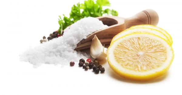 Обикновено свързваме черния пипер солта и лимона с пикантен дресинг
