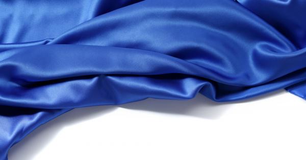 Учителят отишъл при своите ученици с красива копринена кърпа в