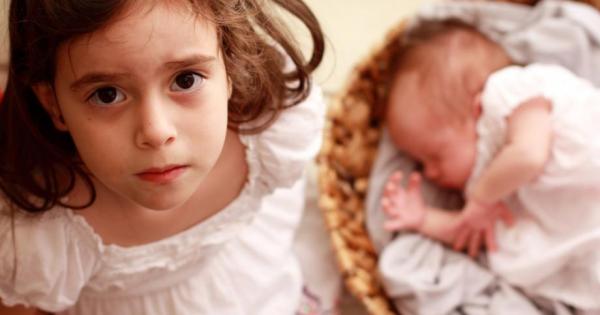 За първородните деца раждането на малкия брат често е травматично