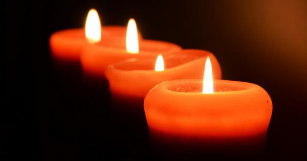 Четири свещи горели бавно Аз съм Мир казала първата