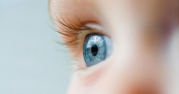 При раждането бебето вижда черно бяло Не различава формите светлините и