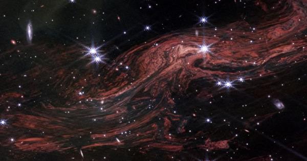 Астрономи разкриха в зашеметяващи подробности сложните вихри и ивици прах