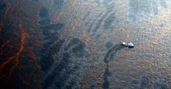 Слънчевата светлина помага за разграждането на петролните петна в морето