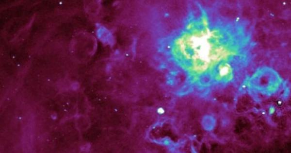 Мощен радио телескоп взиращ се в сателитна на Млечния път