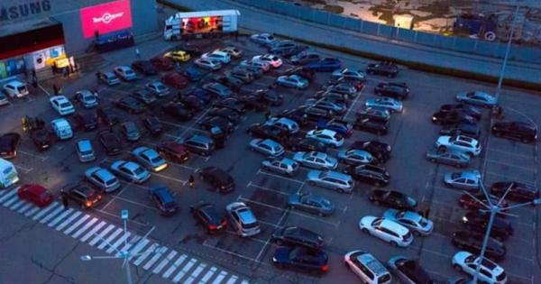 Клаксони на коли огласиха откриването на PANDEMIC CAR CINEMA Паркингът