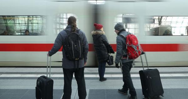 Китай извърши тестово пускане на първия си хибриден локомотив с