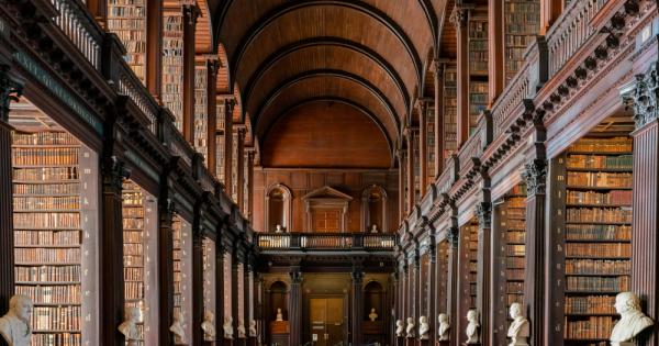 Библиотеката на Тринити Колидж в Дъблин на 300 години и