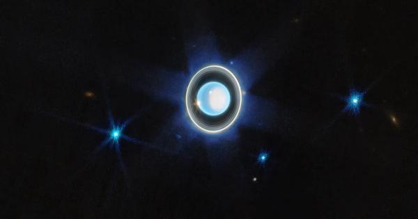 Уран е заобиколен от система от бледи пръстени Те обаче