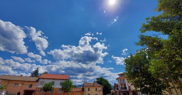 Община Чавдар се намира в Златишко Пирдопската котловина в подножието на