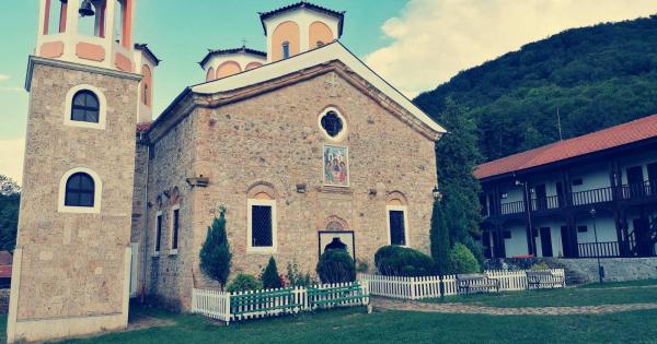 Манастирът Света Троица се намира на 5 км източно от