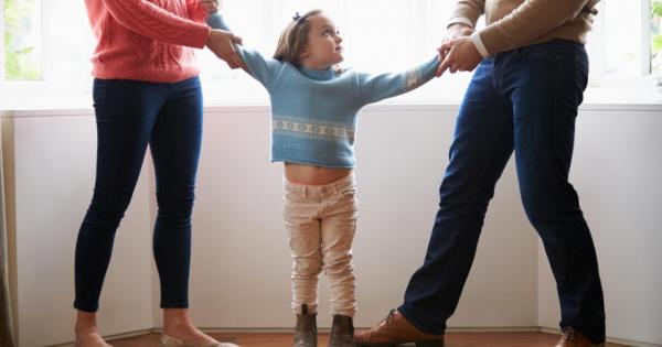 Децата на разведените които живеят само с един родител имат