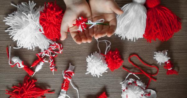 Баба Марта бързала мартенички вързала морави зелени бели и червени
Първом на гората —
да