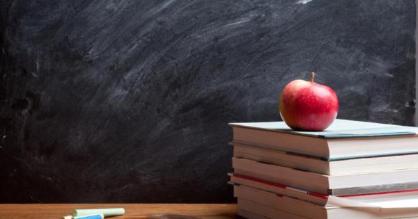 Британският философ математик и социален критик Бътранд Ръсел остава в