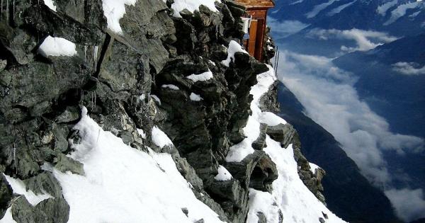Хижа Солвей е разположена на североизточния хребет на Матерхорн близо