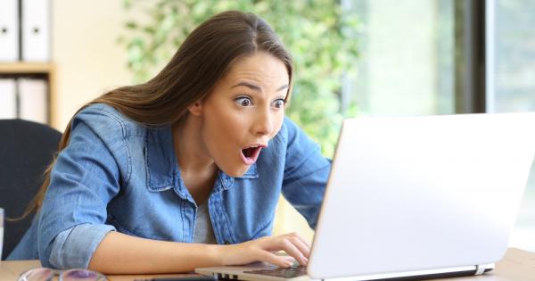 Когато шефът наближи и види на екрана ви нещо забавно