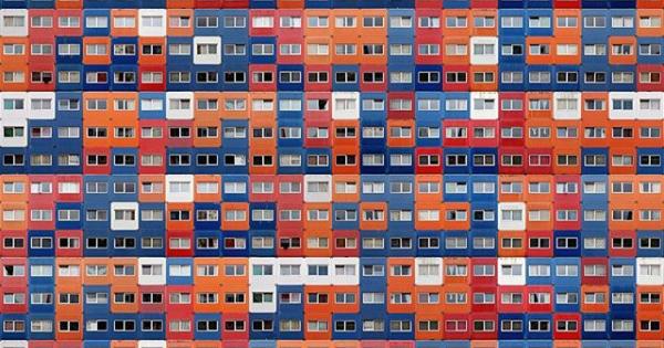 Дирк Бакер известен още като macenzo живее в Амстердам и