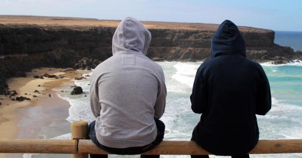 На другия полюс на служебния дрескод високите токчета и вратовръзките
