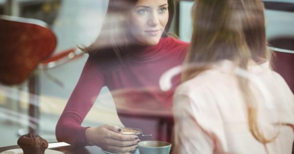 Хората отклоняват поглед по време на разговор за да предпазят