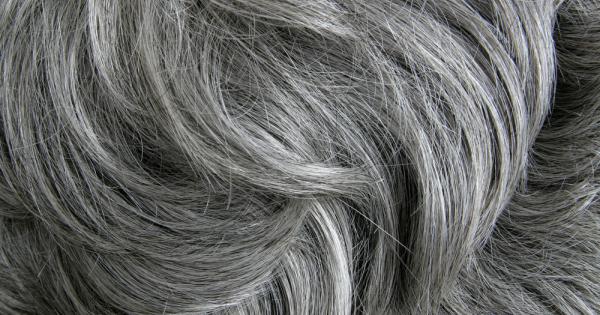 Повечето от нас откриват в косите си първите бели косми