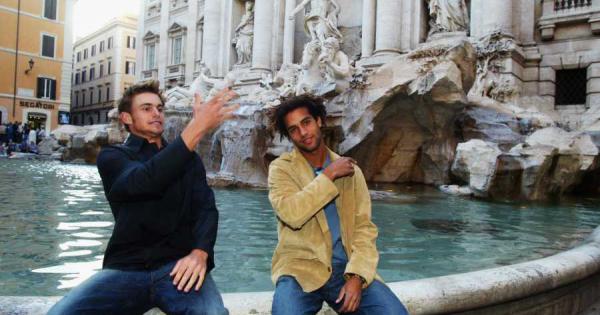 Фонтанът ди Треви в Рим пази дългогодишна традиция ако стоите с гръб към
