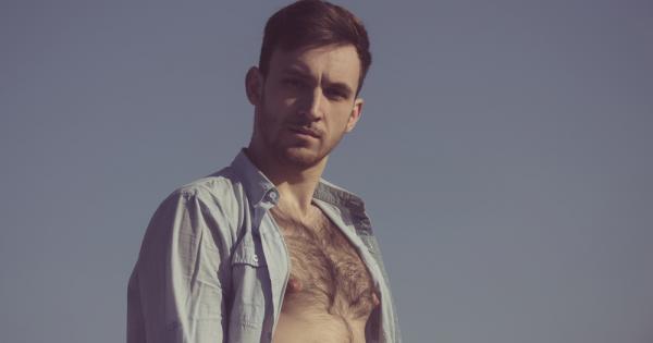 Сега вече знаем защо някои мъже разкопчават повече копчета на